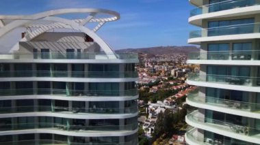 Açık bir günde Limasol 'un hava görüntüsü. İnsanoğlunun en güzel yaratılışının görkemli manzarası. Limasol, Kıbrıs üzerinde. Limasol 'un yüksek katlı cam yapılarıyla modern şehir manzarası. Deniz ve şehir sınırı.