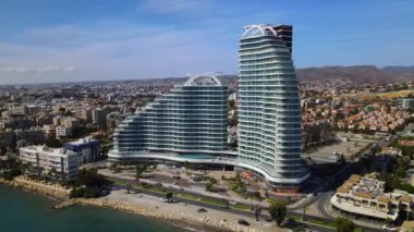 Açık bir günde Limasol 'un hava görüntüsü. İnsanoğlunun en güzel yaratılışının görkemli manzarası. Limasol, Kıbrıs üzerinde. Limasol 'un yüksek katlı cam yapılarıyla modern şehir manzarası. Deniz ve şehir sınırı.