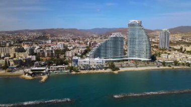 Açık bir günde Limasol 'un hava görüntüsü. İnsanoğlunun en güzel yaratılışının görkemli manzarası. Limasol, Kıbrıs üzerinde. Limasol 'un yüksek katlı cam yapılarıyla modern şehir manzarası. Deniz ve şehir sınırı.