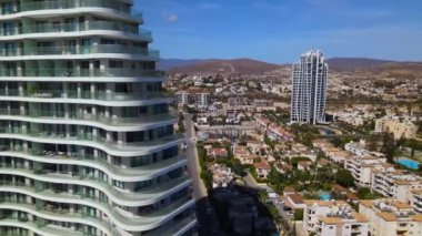 Açık bir günde Limasol 'un hava görüntüsü. İnsanoğlunun en güzel yaratılışının görkemli manzarası. Limasol, Kıbrıs üzerinde. Limasol 'un yüksek katlı cam yapılarıyla modern şehir manzarası. Deniz ve şehir sınırı.