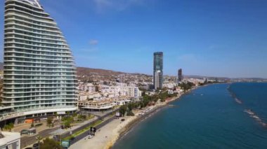 Açık bir günde Limasol 'un hava görüntüsü. İnsanoğlunun en güzel yaratılışının görkemli manzarası. Limasol, Kıbrıs üzerinde. Limasol 'un yüksek katlı cam yapılarıyla modern şehir manzarası. Deniz ve şehir sınırı.