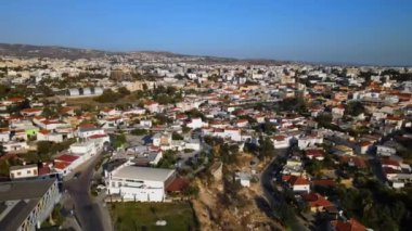 Kıbrıs 'ın Paphos kentinin havadan görünüşü. Binaları ve caddeleri olan mimari ve şehir. Akdeniz 'de. Yüksek kaliteli görüntüler 4K