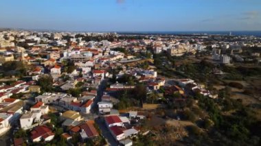 Kıbrıs 'ın Paphos kentinin havadan görünüşü. Binaları ve caddeleri olan mimari ve şehir. Akdeniz 'de. Yüksek kaliteli görüntüler 4K