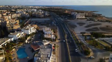 Kıbrıs 'ın Paphos kentinin havadan görünüşü. Binaları ve caddeleri olan mimari ve şehir. Akdeniz 'de. Yüksek kaliteli görüntüler 4K