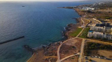 Kıbrıs 'ın Paphos kentinin havadan görünüşü. Binaları ve caddeleri olan mimari ve şehir. Akdeniz 'de. Yüksek kaliteli görüntüler 4K