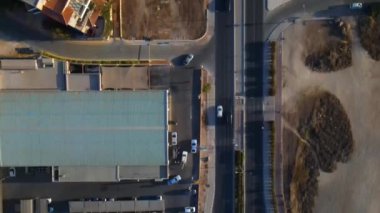 Kıbrıs 'ın Paphos kentinin havadan görünüşü. Binaları ve caddeleri olan mimari ve şehir. Akdeniz 'de. Yüksek kaliteli görüntüler 4K