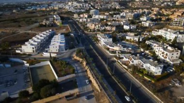 Kıbrıs 'ın Paphos kentinin havadan görünüşü. Binaları ve caddeleri olan mimari ve şehir. Akdeniz 'de. Yüksek kaliteli görüntüler 4K