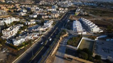 Kıbrıs 'ın Paphos kentinin havadan görünüşü. Binaları ve caddeleri olan mimari ve şehir. Akdeniz 'de. Yüksek kaliteli görüntüler 4K