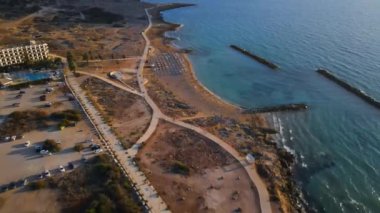 Kıbrıs 'ın Paphos kentinin havadan görünüşü. Binaları ve caddeleri olan mimari ve şehir. Akdeniz 'de. Yüksek kaliteli görüntüler 4K