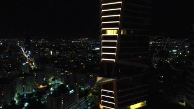 Gece şehir manzarası. Limasol 'un aydınlatılmış şehir cazibesini, modern mimariyi ve trafiği hava keşfi. Yüksek kalite 4K görüntü. Kıbrıs, Akdeniz