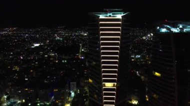 Gece şehir manzarası. Limasol 'un aydınlatılmış şehir cazibesini, modern mimariyi ve trafiği hava keşfi. Yüksek kalite 4K görüntü. Kıbrıs, Akdeniz