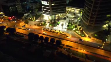 Gece şehir manzarası. Limasol 'un aydınlatılmış şehir cazibesini, modern mimariyi ve trafiği hava keşfi. Yüksek kalite 4K görüntü. Kıbrıs, Akdeniz