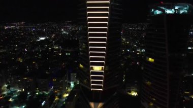 Gece şehir manzarası. Limasol 'un aydınlatılmış şehir cazibesini, modern mimariyi ve trafiği hava keşfi. Yüksek kalite 4K görüntü. Kıbrıs, Akdeniz