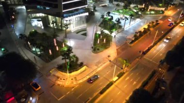 Gece şehir manzarası. Limasol 'un aydınlatılmış şehir cazibesini, modern mimariyi ve trafiği hava keşfi. Yüksek kalite 4K görüntü. Kıbrıs, Akdeniz