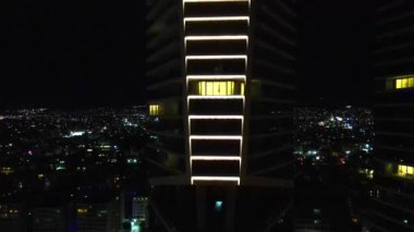 Gece şehir manzarası. Limasol 'un aydınlatılmış şehir cazibesini, modern mimariyi ve trafiği hava keşfi. Yüksek kalite 4K görüntü. Kıbrıs, Akdeniz