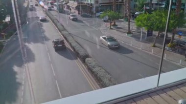 Limasol şehir binaları, modern mimari ve trafik. Yüksek kalite 4K görüntü. Kıbrıs