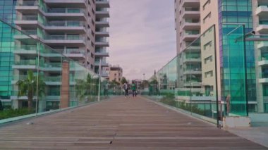 Limasol şehir binaları, modern mimari ve trafik. Yüksek kalite 4K görüntü. Kıbrıs