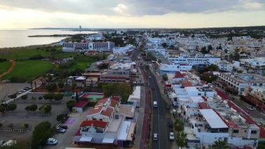 Kıbrıs, Ayia Napa. Kentin ve Akdeniz 'in kuş bakışı manzarası. Gündüz trafiği. Sahil kenti mimarisi. Beyaz evler ve güzel binalar.