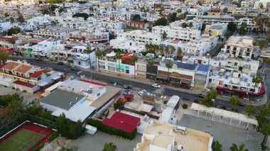 Kıbrıs, Ayia Napa. Kentin ve Akdeniz 'in kuş bakışı manzarası. Gündüz trafiği. Sahil kenti mimarisi. Beyaz evler ve güzel binalar.