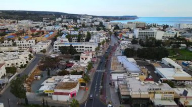Kıbrıs, Ayia Napa. Kentin ve Akdeniz 'in kuş bakışı manzarası. Gündüz trafiği. Sahil kenti mimarisi. Beyaz evler ve güzel binalar.