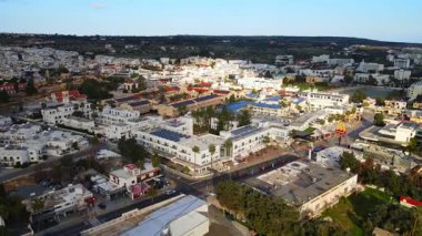 Kıbrıs, Ayia Napa. Kentin ve Akdeniz 'in kuş bakışı manzarası. Gündüz trafiği. Sahil kenti mimarisi. Beyaz evler ve güzel binalar.