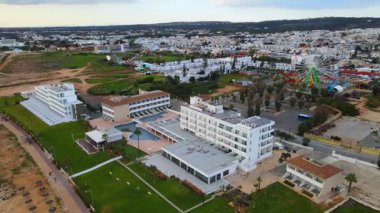 Kıbrıs, Ayia Napa. Kentin ve Akdeniz 'in kuş bakışı manzarası. Gündüz trafiği. Sahil kenti mimarisi. Beyaz evler ve güzel binalar.