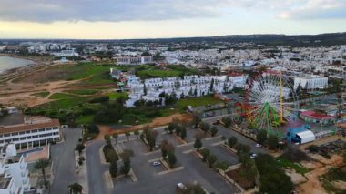 Kıbrıs, Ayia Napa. Kentin ve Akdeniz 'in kuş bakışı manzarası. Gündüz trafiği. Sahil kenti mimarisi. Beyaz evler ve güzel binalar.