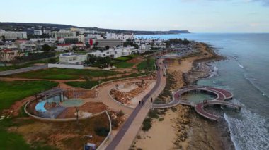 Kıbrıs, Ayia Napa. Kentin ve Akdeniz 'in kuş bakışı manzarası. Gündüz trafiği. Sahil kenti mimarisi. Beyaz evler ve güzel binalar.