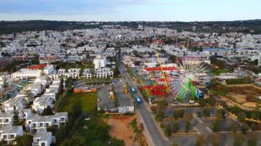 Deniz kıyısındaki Luna Park. Ayia Napa Kıbrıs. Akdeniz 'de akşam batımı. Sahil şeridi turistik alanların arka planına karşı. Çekicilik ve çocuk eğlencesi.
