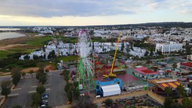 Deniz kıyısındaki Luna Park. Ayia Napa Kıbrıs. Akdeniz 'de akşam batımı. Sahil şeridi turistik alanların arka planına karşı. Çekicilik ve çocuk eğlencesi.