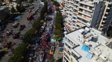 Limasol 'daki büyük karnaval geçidi. Kıbrıs Rum Kesimi: Şehirdeki insanların bir karnavalda kostüm giyip gösteri yapmalarının havadan görüntüsü.