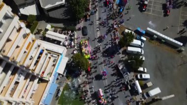 Limasol 'daki büyük karnaval geçidi. Kıbrıs Rum Kesimi: Şehirdeki insanların bir karnavalda kostüm giyip gösteri yapmalarının havadan görüntüsü.