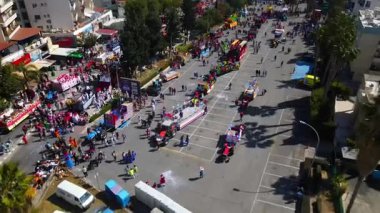 Limasol 'daki büyük karnaval geçidi. Kıbrıs Rum Kesimi: Şehirdeki insanların bir karnavalda kostüm giyip gösteri yapmalarının havadan görüntüsü.