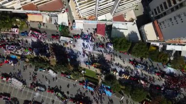 Limasol 'daki büyük karnaval geçidi. Kıbrıs Rum Kesimi: Şehirdeki insanların bir karnavalda kostüm giyip gösteri yapmalarının havadan görüntüsü.