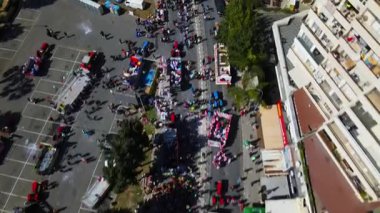Limasol 'daki büyük karnaval geçidi. Kıbrıs Rum Kesimi: Şehirdeki insanların bir karnavalda kostüm giyip gösteri yapmalarının havadan görüntüsü.