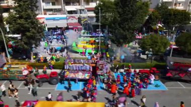 Limasol 'daki büyük karnaval geçidi. Kıbrıs Rum Kesimi: Şehirdeki insanların bir karnavalda kostüm giyip gösteri yapmalarının havadan görüntüsü.