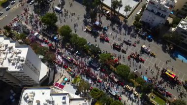 Limasol 'daki büyük karnaval geçidi. Kıbrıs Rum Kesimi: Şehirdeki insanların bir karnavalda kostüm giyip gösteri yapmalarının havadan görüntüsü.