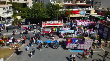Limasol 'daki büyük karnaval geçidi. Kıbrıs Rum Kesimi: Şehirdeki insanların bir karnavalda kostüm giyip gösteri yapmalarının havadan görüntüsü.