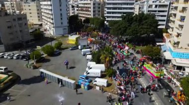 Limasol 'daki büyük karnaval geçidi. Kıbrıs Rum Kesimi: Şehirdeki insanların bir karnavalda kostüm giyip gösteri yapmalarının havadan görüntüsü.
