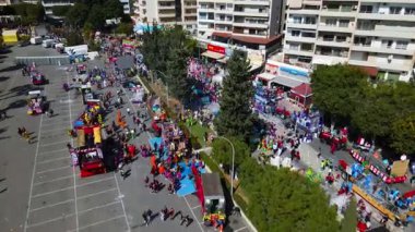 Limasol 'daki büyük karnaval geçidi. Kıbrıs Rum Kesimi: Şehirdeki insanların bir karnavalda kostüm giyip gösteri yapmalarının havadan görüntüsü.