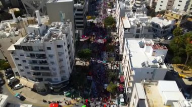 Limasol 'daki büyük karnaval geçidi. Kıbrıs Rum Kesimi: Şehirdeki insanların bir karnavalda kostüm giyip gösteri yapmalarının havadan görüntüsü.