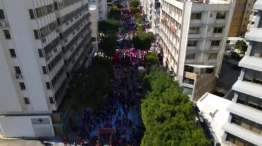 Limasol 'daki büyük karnaval geçidi. Kıbrıs Rum Kesimi: Şehirdeki insanların bir karnavalda kostüm giyip gösteri yapmalarının havadan görüntüsü.