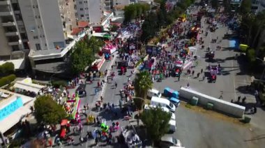 Limasol 'daki büyük karnaval geçidi. Kıbrıs Rum Kesimi: Şehirdeki insanların bir karnavalda kostüm giyip gösteri yapmalarının havadan görüntüsü.