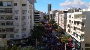 Limasol 'daki büyük karnaval geçidi. Kıbrıs Rum Kesimi: Şehirdeki insanların bir karnavalda kostüm giyip gösteri yapmalarının havadan görüntüsü.