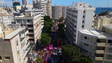 Limasol 'daki büyük karnaval geçidi. Kıbrıs Rum Kesimi: Şehirdeki insanların bir karnavalda kostüm giyip gösteri yapmalarının havadan görüntüsü.