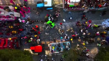 Limasol 'daki büyük karnaval geçidi. Kıbrıs Rum Kesimi: Şehirdeki insanların bir karnavalda kostüm giyip gösteri yapmalarının havadan görüntüsü.