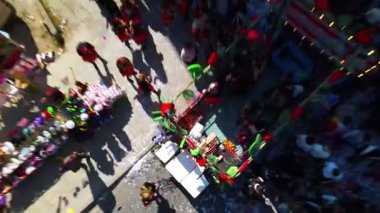 Limasol 'daki büyük karnaval geçidi. Kıbrıs Rum Kesimi: Şehirdeki insanların bir karnavalda kostüm giyip gösteri yapmalarının havadan görüntüsü.