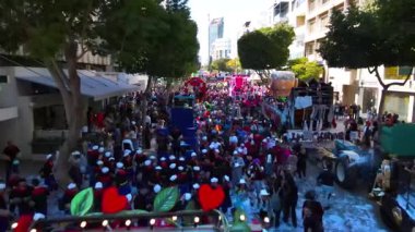 Limasol 'daki büyük karnaval geçidi. Kıbrıs Rum Kesimi: Şehirdeki insanların bir karnavalda kostüm giyip gösteri yapmalarının havadan görüntüsü.