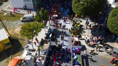 Limasol 'daki büyük karnaval geçidi. Kıbrıs Rum Kesimi: Şehirdeki insanların bir karnavalda kostüm giyip gösteri yapmalarının havadan görüntüsü.