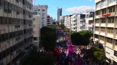 Limasol 'daki büyük karnaval geçidi. Kıbrıs Rum Kesimi: Şehirdeki insanların bir karnavalda kostüm giyip gösteri yapmalarının havadan görüntüsü.